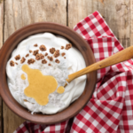 Immagine di una colazione autunnale sana - yogurt bowl