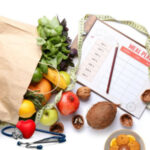 Immagine con frutta e verdura e un diario alimentare