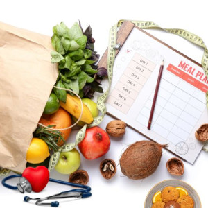 Immagine con frutta e verdura e un diario alimentare